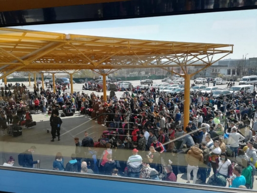 2.000 de români ţinuţi grămadă într-o parcare nedezinfectată! Aeroportul a cerut în repetate rânduri măsuri